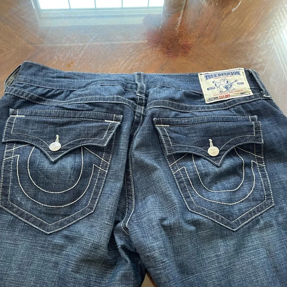 True Religion beautiful men’s shorts back packets with buttons. - Picture 11 of 16